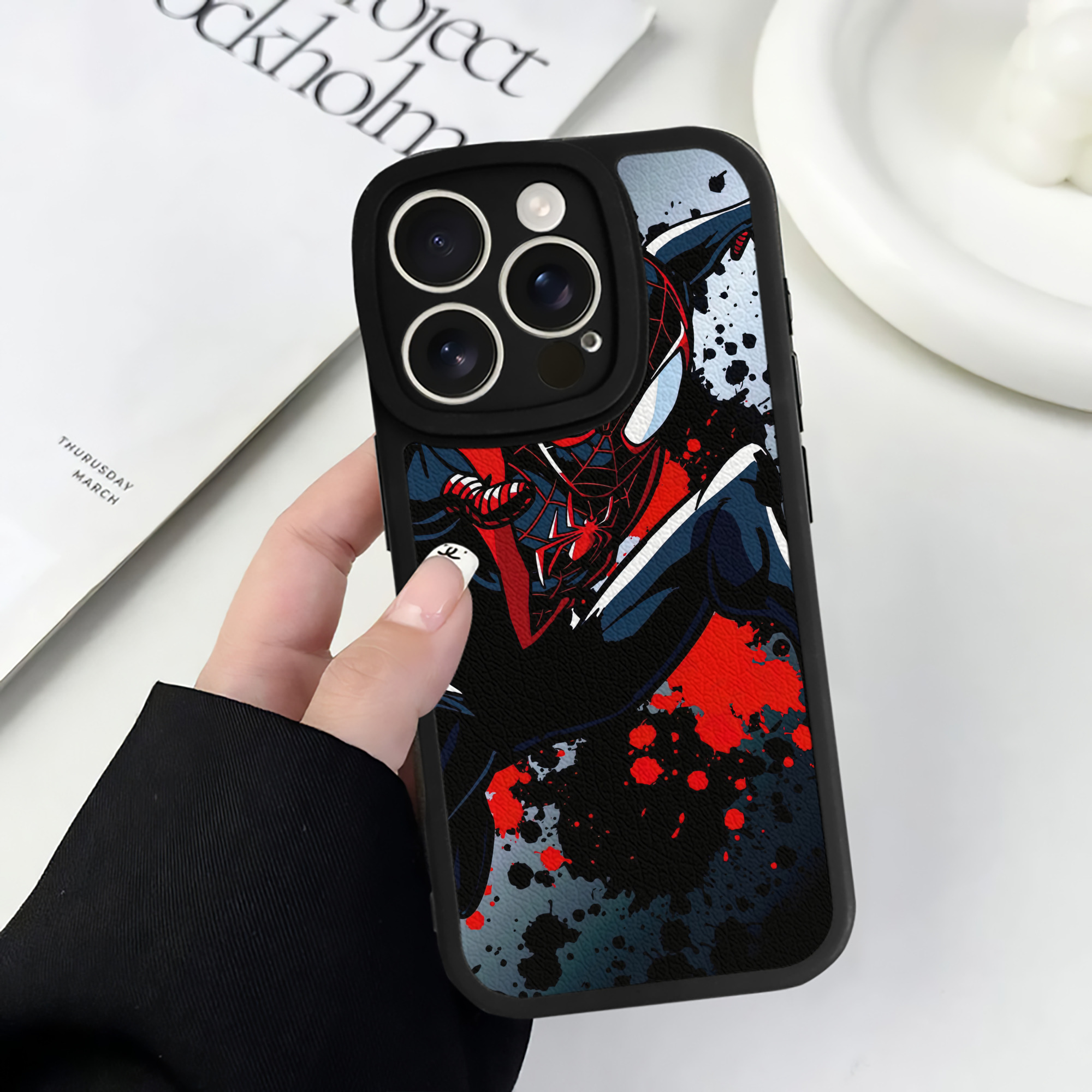 Spider Man スパイダーマン 【iPhone 16シリーズ対応】シリコンスマホケース（レザー調） 材質：シリコン